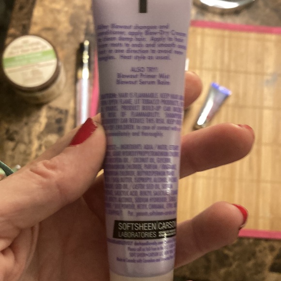 Woman’s dark and lovely blowout cream - Picture 2 of 2